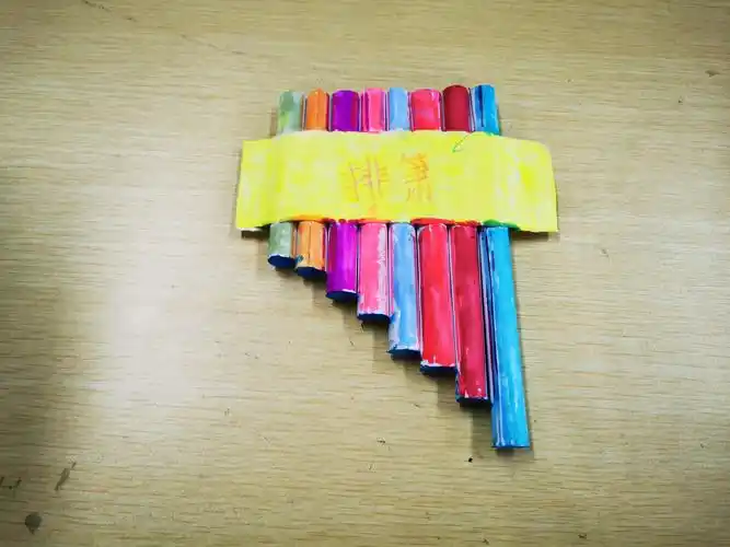 《制作我的小乐器》 写美篇上课前,学生们拿出制作好的乐器,纷纷想一