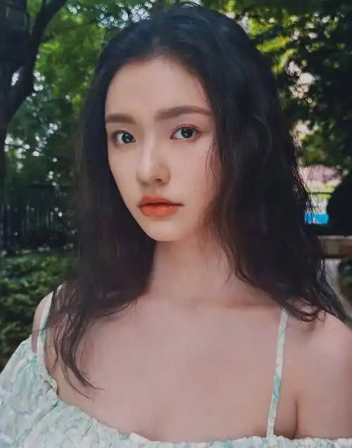 林允身穿绿衣清新,可人美腿坐在草坪上,_绿色_照片_连衣裙