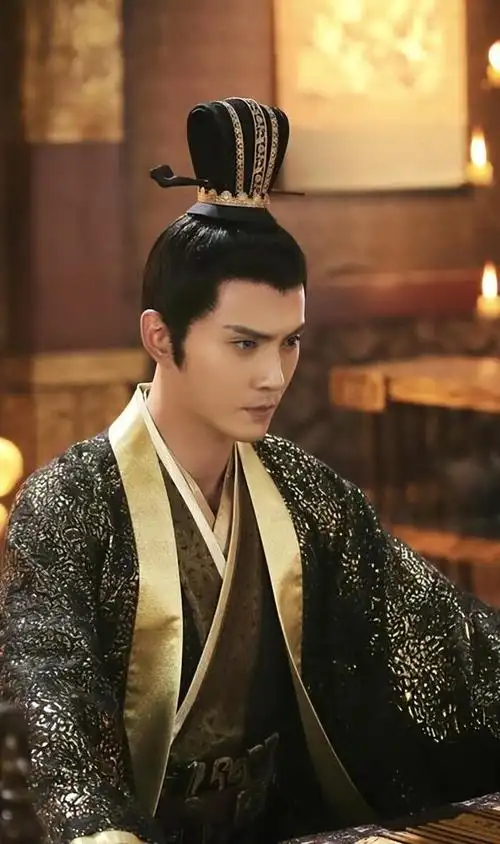 长衫飘飘尽风流,戎装铁马显雄风,那些古装剧中的绝世美男子,总有一位