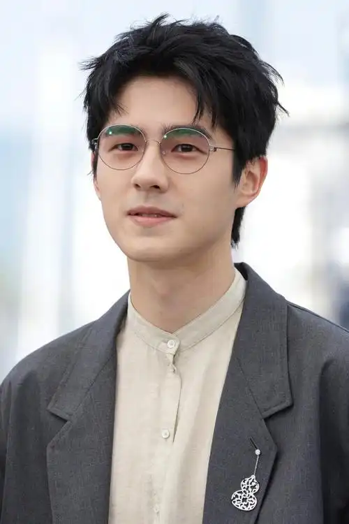 刘昊然圆框眼镜造型##戛纳电影节