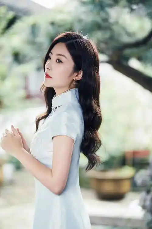 前阵子电视热播的《故事里的中国》徐百慧在其中饰演