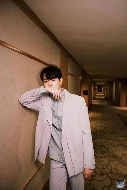 尤长靖周一西装九宫格#全新的一周,从帅气有范的尤老师开始,偷偷迪腚