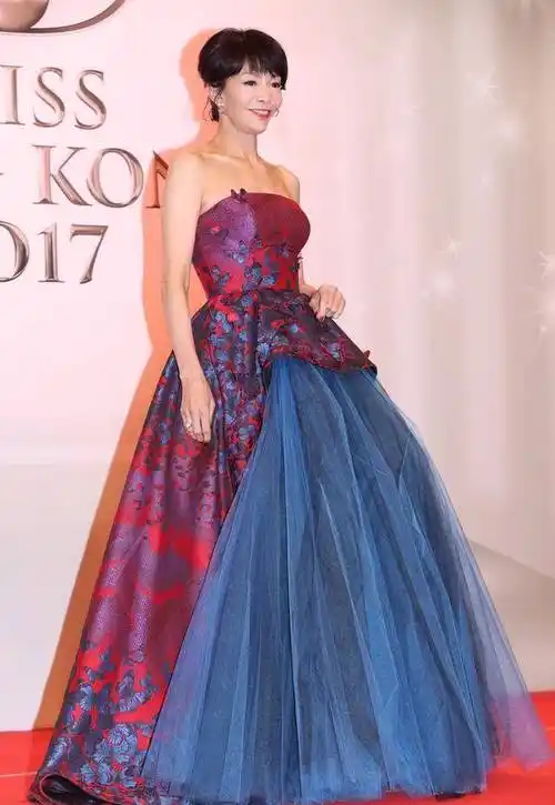 原创郑裕玲真的老了一袭吊带裙拼接黑色薄纱皱纹明显但好优雅