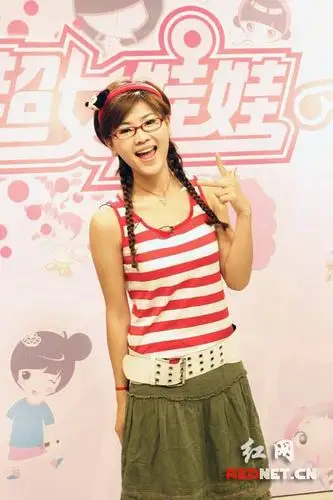 郑靖文主持超女娃娃痴心不改力挺4号娃娃