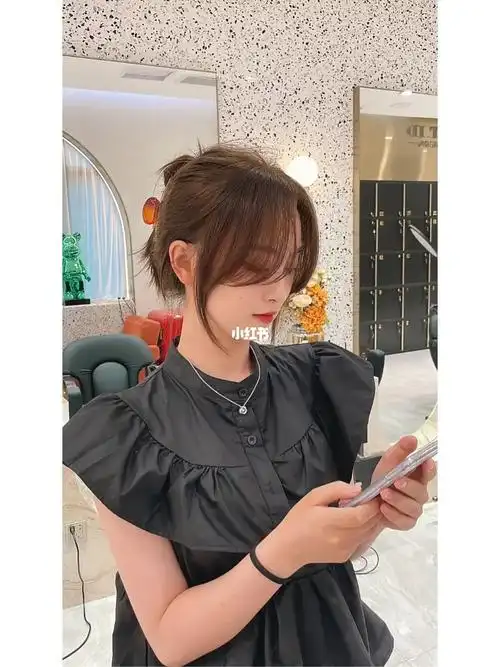 婴儿肥的女生真的很适合留这样的发型偏分的斜刘海搭配高马尾扎发清