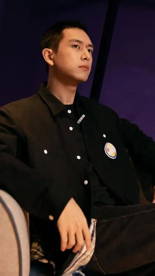 演员李现,帅气西装与衬衫造型来了,挺拔帅气的写真照更新