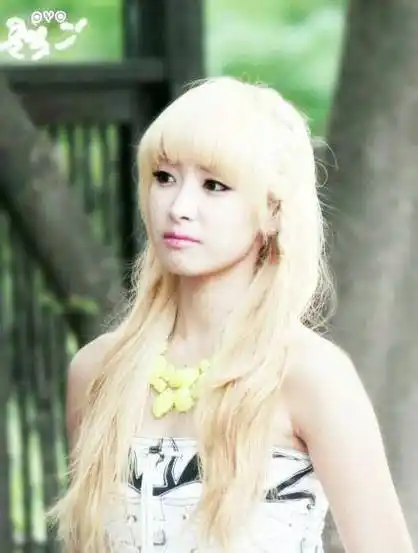 宋茜早期出道旧照片