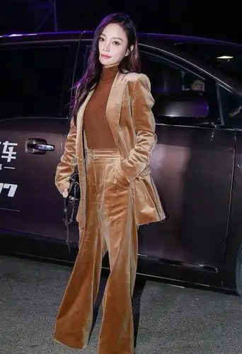 李小璐因为会穿才那么漂亮棕色的丝绒西装look穿搭干练又时髦