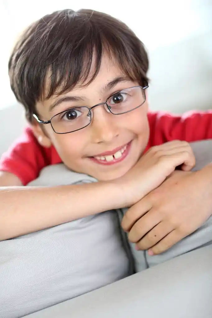 戴眼镜的可爱小男孩