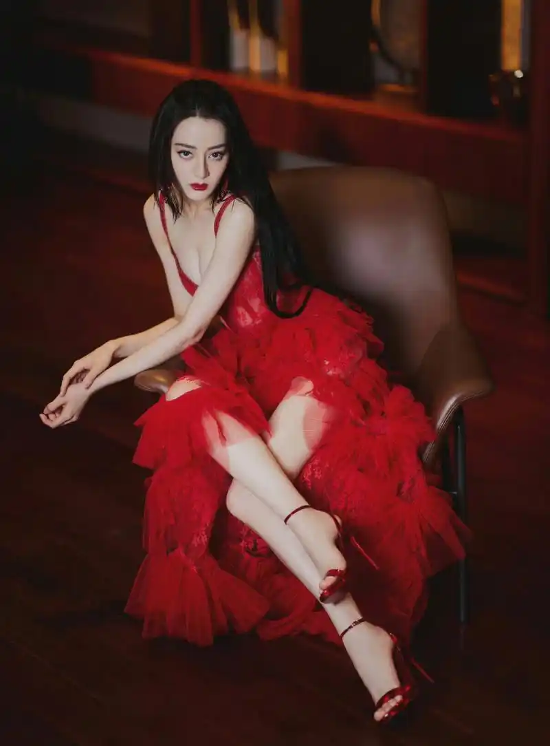 迪丽热巴,红唇红裙红高跟,美艳动人!