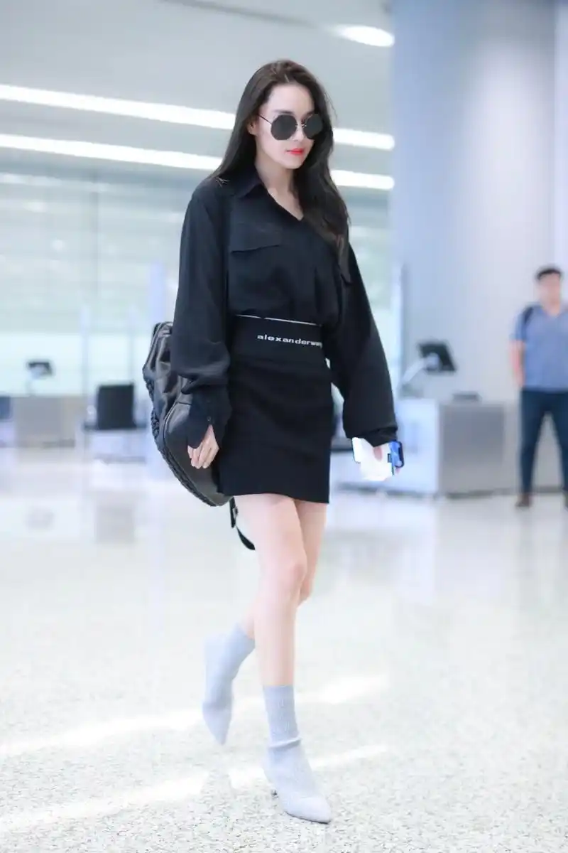 张馨予黑色"特工装"秀长腿,连身裤展精致线条,配袜靴时髦有型