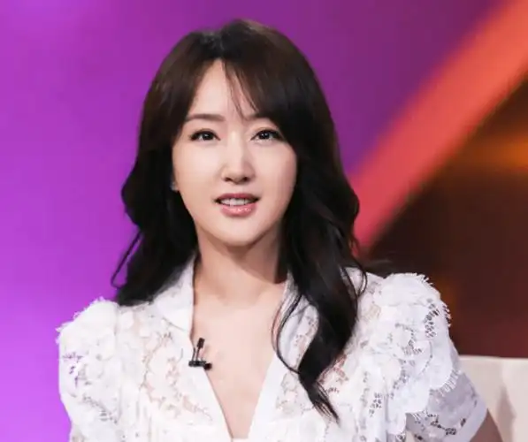 50岁杨钰莹晒近照,发量很是浓密,少女感十足_头发_小哥_歌曲