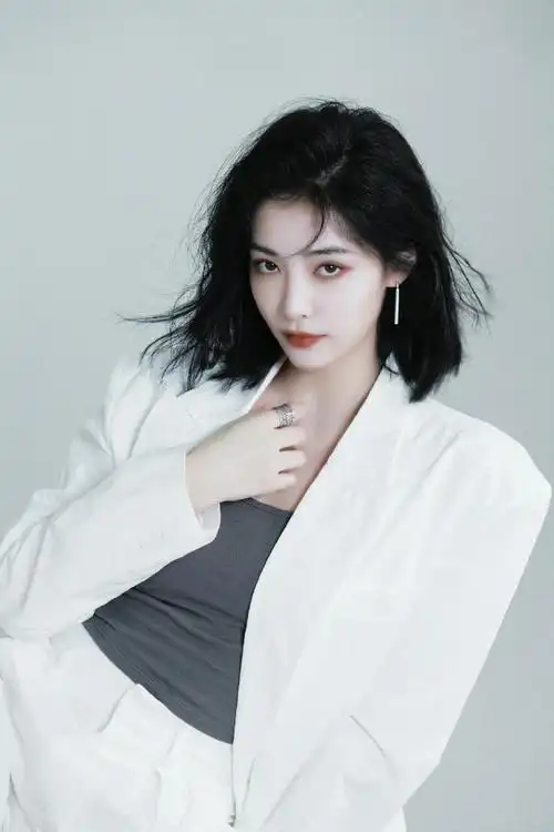 白色西装又美又飒谁不想和这么美的kiki约会呢@许佳琪kiki#许佳琪七夕