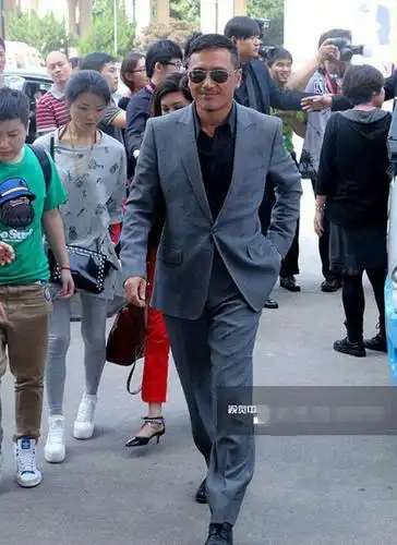 路人偶遇苗侨伟,身高和走路姿势型到爆,网友:这身材苏神本苏了