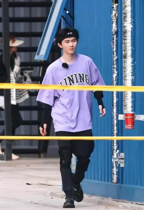 马嘉祺穿应援色t恤