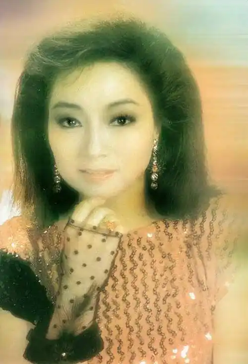 刘德华,发哥下跪致敬,宁离婚不改国籍的徐小凤,如今怎么样了?