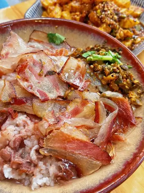 昆明明明是街边氛围小店竟卖腊肉饭63香哭