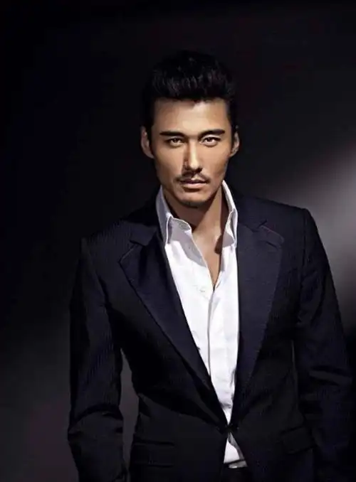 还记得"中国第一男模"吗?因太帅被英国富婆看上,现在怎样了?