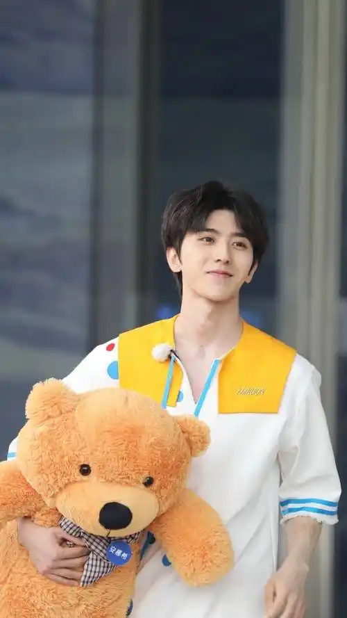 奔跑吧蔡徐坤撑伞氛围感路透高糊也挡不住的帅气