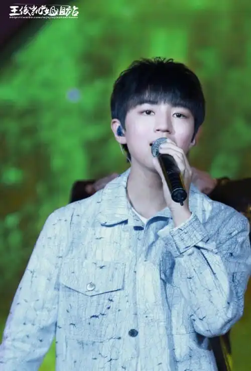 王俊凯 160921 启航王俊凯十七岁生日会 绿光【剪影的你轮廓太好看,凝