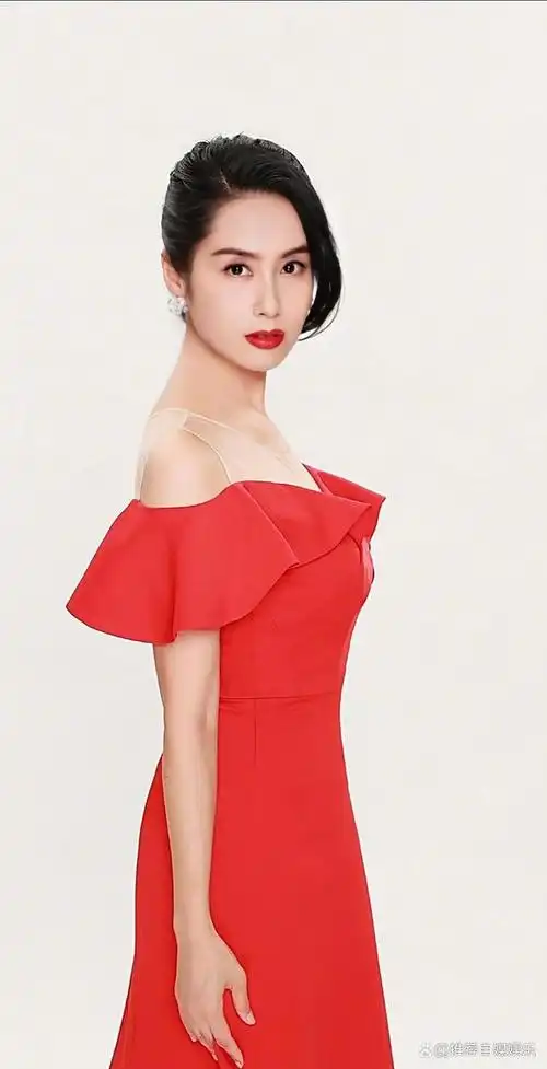 最近一档综艺节目《请吃饭的姐姐》中,朱茵也就是被我们所熟知的紫霞