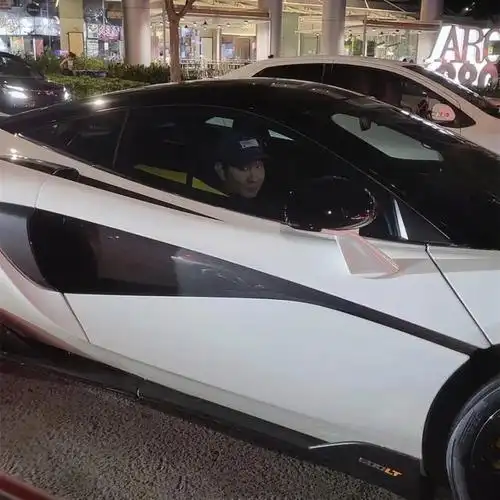 林俊杰在新加坡的欧陆gt,因为排量大,车牌要75万