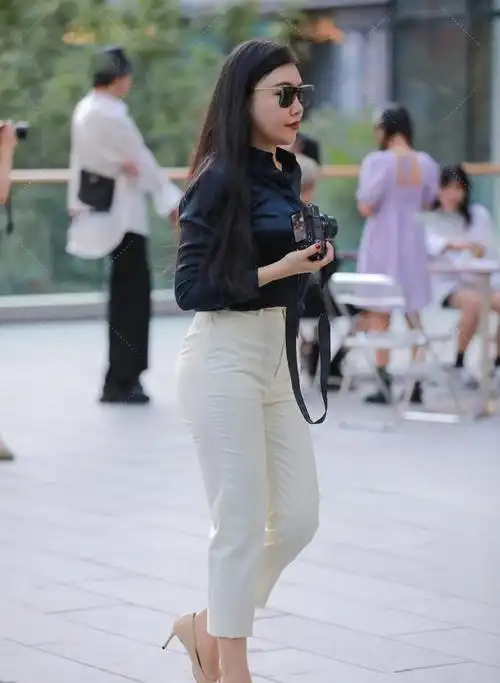 偏光衬衣搭配纯白长腿搭配白色牛仔裤轻松穿出御姐风