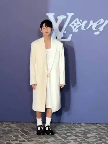 宋仲基 白袜半身裙##lv大秀##lv香港大秀明星阵容