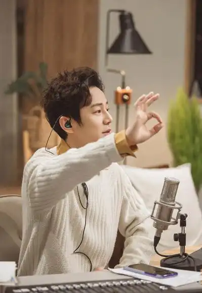 原创何炅太耿直了自撩刘海发际线惊人瞬间老10岁幸亏不靠颜值吃饭