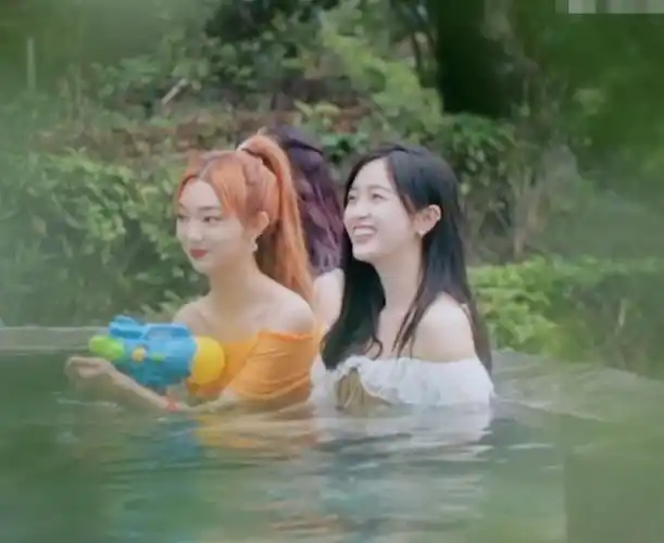 火箭少女泳池戏水,妹妹们露肩装十分甜美,只有杨超越与众不同!