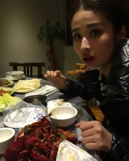 汪涵复出夜会颖儿吃小龙虾 网友:胖回《千山暮雪》?