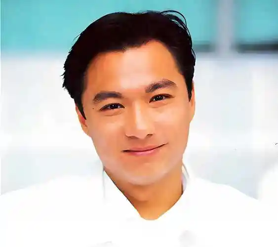 他曾是香港第一美男,拒绝林青霞,与刘嘉玲为伴,甘愿出柜