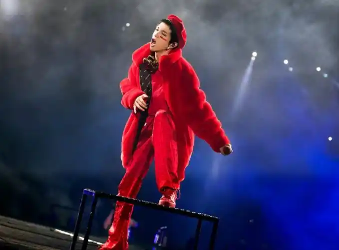 华晨宇演唱会新造型让人震撼,红毛绒外套a爆,不愧是火星大魔王