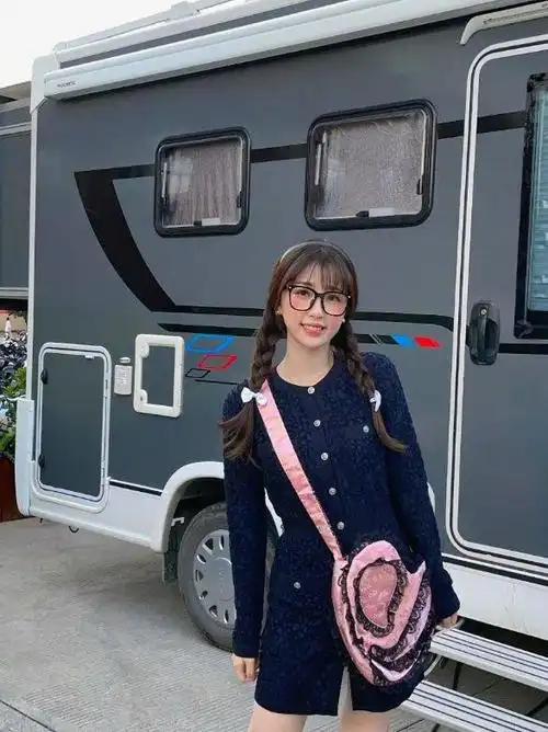 虞书欣新鲜营业照释出,雀斑妆粉瓣嫩唇,黑框眼镜萌态十足|虞书欣|眼镜