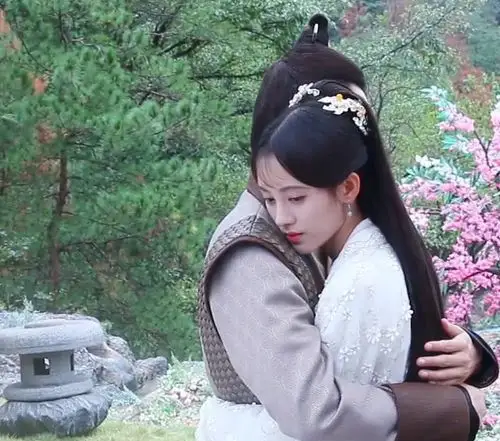 鞠婧祎张哲瀚拍拥抱戏,顺利通过后,两人却还拉扯着对方!