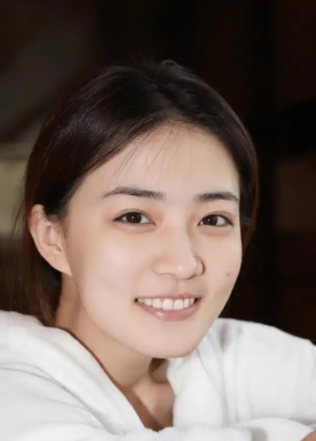 徐璐白色浴袍自信满满晒素颜照:1000万粉丝福利