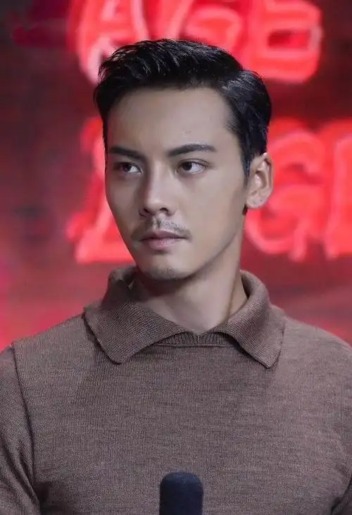 易烊千玺成熟造型man爆,当爱豆蓄起胡须是一种什么样的体验!