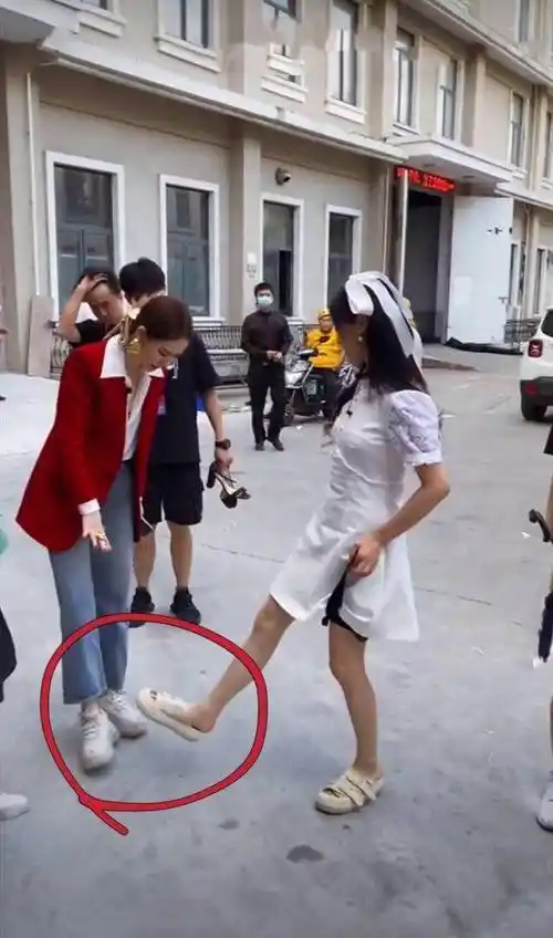 两人现场"比脚大",离开滤镜身材亮了_亮点_气质_网友