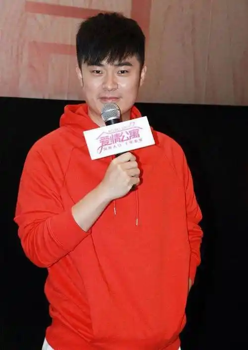 陈赫胖了更有好爸爸样,穿宽松卫衣遮身材,曲线圆滚滚看着挺幸福_运动