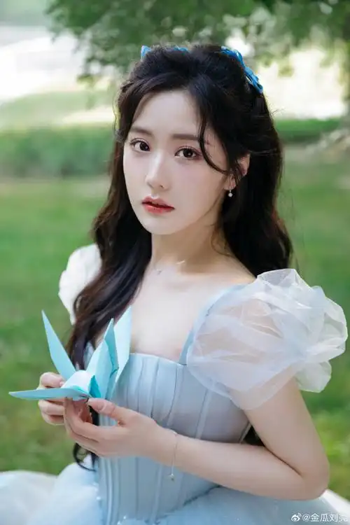 王艺瑾在逃公主风长裙##王艺瑾拍了30张拍立得