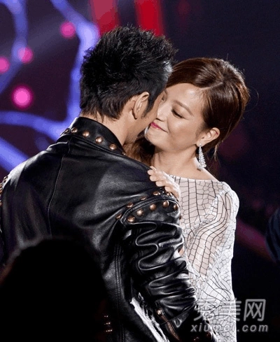 甘肃兰州,23届金鸡百花电影节颁奖礼,黄晓明现场与赵薇热舞借位接吻