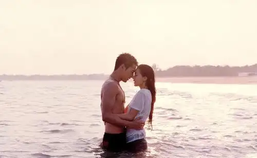 赵又廷一家带女外出放风,rhea皮肤白嫩超可爱,三代同堂共享天伦