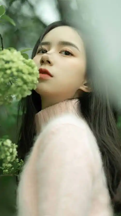 黑色长发温柔小脸美女户外清新迷人写真