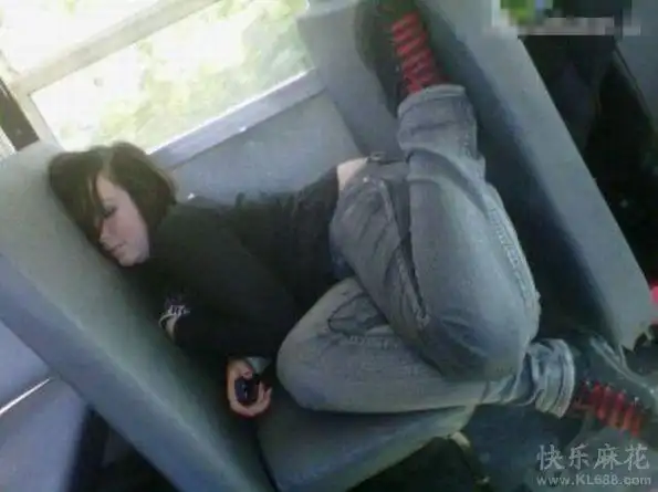 美女的睡觉姿势也太销魂了吧