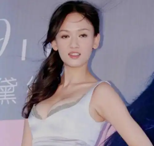 甜美女神陈乔恩在年轻的时候那才是无人能敌的,早年参加活动的时候