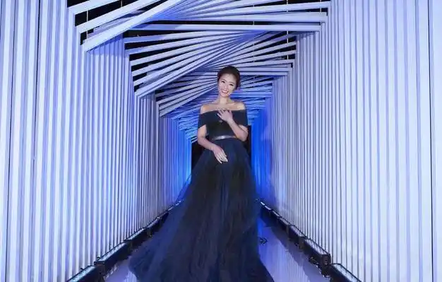 林心如越老越大胆一袭黑色低胸蕾丝礼服无奈没有丰满身材可秀