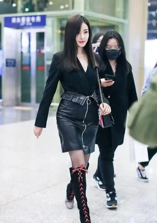 搭配包臀皮短裙,张天爱穿了一双及膝靴内搭黑色丝袜,看起来非常的性感