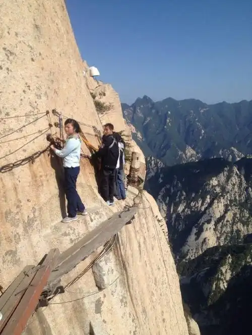步步惊心 盘点国内最惊险的七大悬空栈道 - 华山游记攻略【携程攻略】
