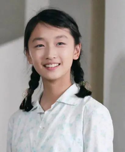 周冬雨早期清纯麻花辫写真 甜美可爱温暖你的心