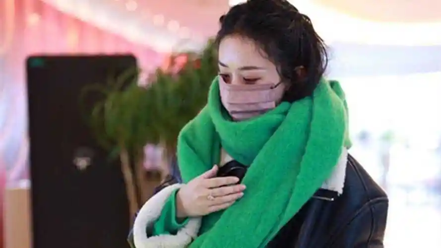 赵丽颖现身春晚彩排,翻领外套搭绿色围巾温暖减龄,用手挡脸太可爱